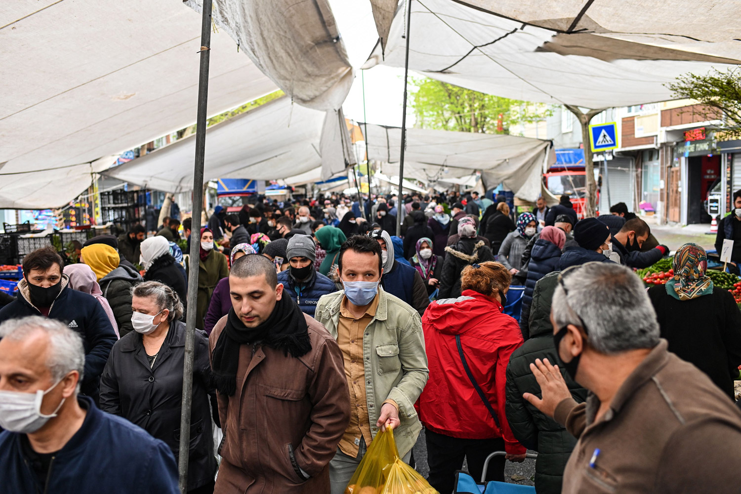 أسواق إسطنبول مكتضة رغم تفشي الوباء