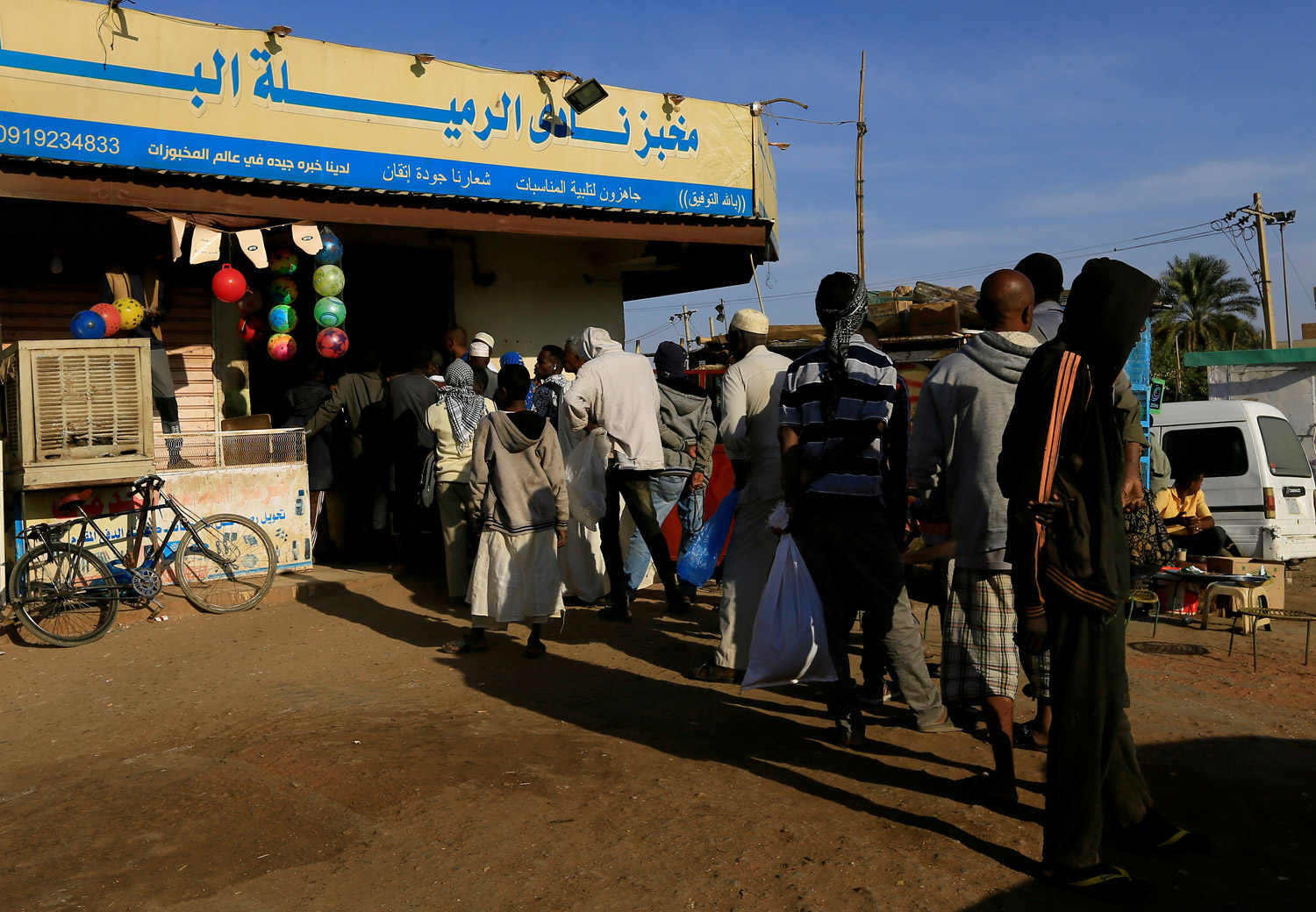 الحكومة أموالا لدعم الخبز والوقود والكهرباء