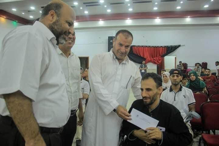 توزيع مبالغ على جرحى فلسطينيين