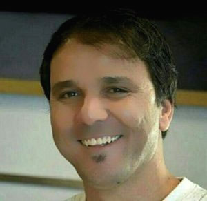 أَسْتَمِعُ إِلى بَقَايا صَوْتِ شُحْرور