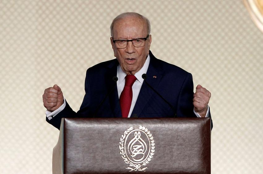 أول رئيس منتخب ديموقراطيا بعد الثورة