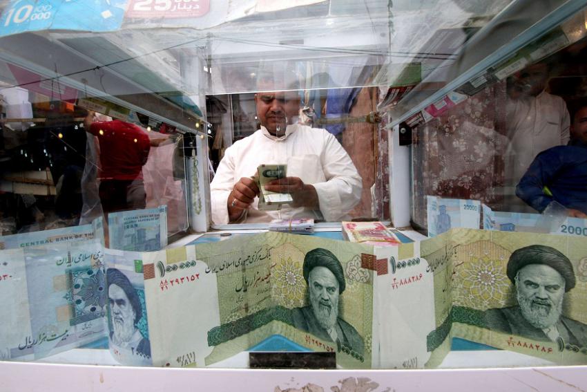 العقوبات الأميركية تدخل إيران في دوامة أزمة مالية مع شح في السيولة والنقد الأجنبي