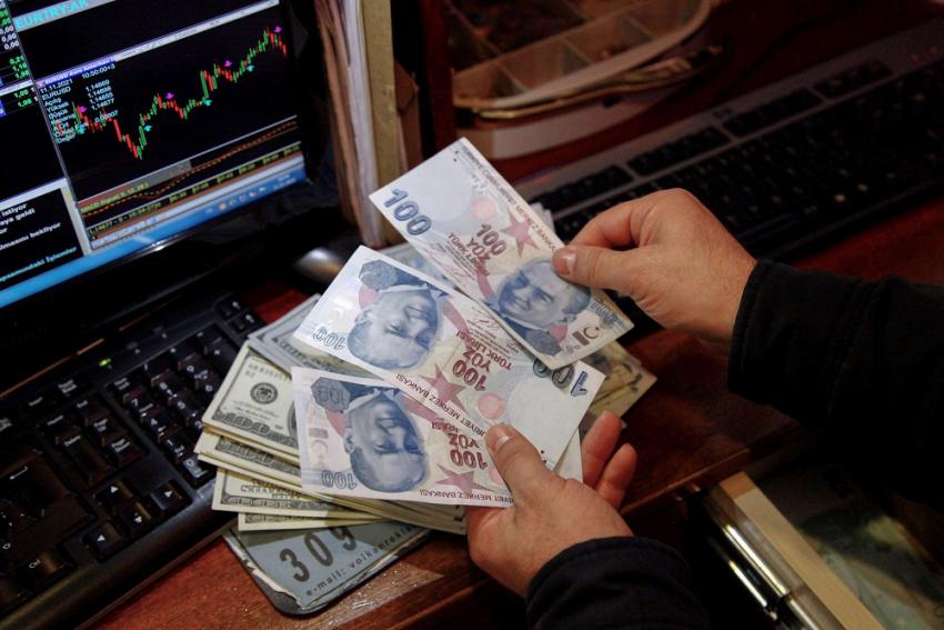 الليرة التركية تخسر نحو أربعة بالمئة من قيمتها في أحدث موجة انهيار