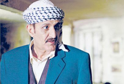 يبدو الممثل الريفي  أشبه بـ "دمية جامدة" عندما يؤدي دور صاحب مقهى بغدادية 