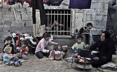 عائلة فلسطينية في غزة تفترش الأرض
