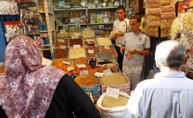 جزائريون يرتادون محل عطارة