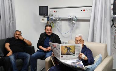 الرئيس الفلسطيني عباس في المستشفى مع ولديه