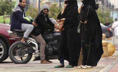 شابان على دراجة نارية يعاكسان فتاتين في السعودية