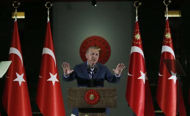 الرئيس التركي اردوغان يتحدث إلى الاعلام من قصره في أنقرة