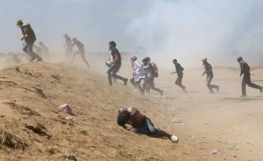 متظاهرون فلسطينيون عند الحدود بين غزة وإسرائيل