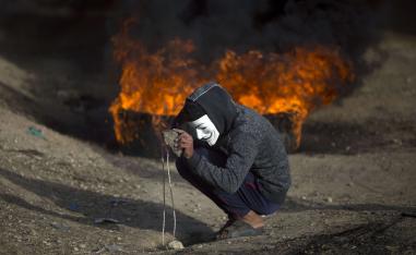 طفل فلسطيني يتظاهر على الحدود بين غزة وإسرائيل