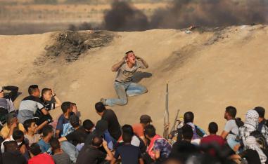 اطفال فلسطينيون على السد الترابي الفاصل بين غزة والحدود الاسرائيلية