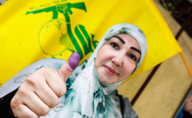 ناشطة من حزب الله بعد تصويتها في الانتخابات اللبنانية الأخيرة