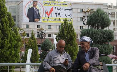 كرديان يجلسان في حديقة في أربيل اثناء فترة الانتخابات