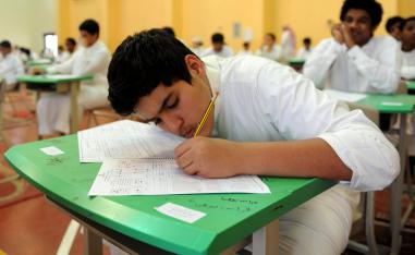 تلميذ سعودي يؤدي امتحانا في مدرسة في جدة