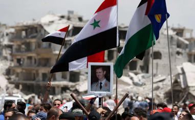 مقاتلون سوريون وفلسطينيون وإيرانيون يحتفلون بسقوط مخيم اليرموك