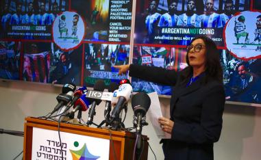 وزيرة الثقافة والرياضة الإسرائيلية ميري ريغيف تتحدث خلال مؤتمر صحفي  في تل أبيب بعد إلغاء اللقاء بين منتخب بلادها والأرجنتين