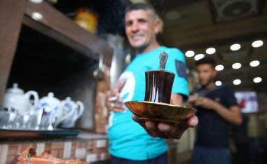 عراقي يعمل في مقهى في شارع الرشيد وسط بغداد