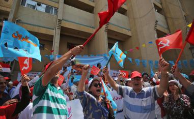 شيوعيون عراقيون يتظاهرون احتفالا أمام مقر الحزب في بغداد