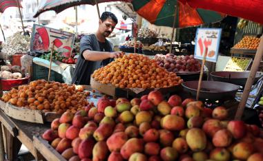 دكان لبيع الخضراوات في سوق شعبية في القاهرة