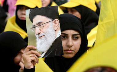 ناشطة في حزب الله اللبناني ترفع صورة المرشد الإيراني الأعلى خامنئي