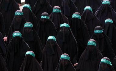 ناشطات في حزب الله في تجمع ببيروت