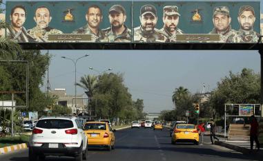 لافتة لحزب الله التابع لإيران في شارع فلسطين في بغداد