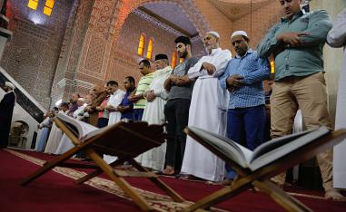 عراقيون يصلون صلاة العيد في مسجد في بغداد