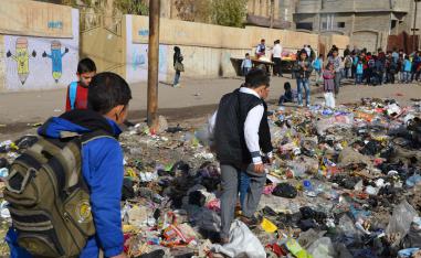  أطفال يجتازون مزبلة للوصول إلى مدارسهم