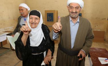 كرديان يصوتون في كركوك في الانتخابات العراقية الأخيرة