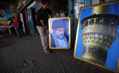 محل يبيع صورا للزعماء الشيعة في بغداد