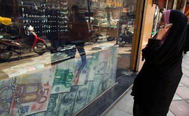 إيرانية في وسط سوق في طهران