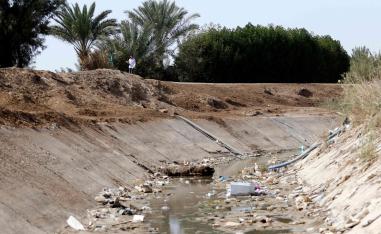 طفل عراقي يقف على نهر سيد دخيل بالقرب من الناصرية جنوب العراق