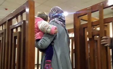 جهادية وطفلها داخل محكمة بالعراق