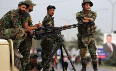 مقاتلون من الحشد الشعبي في نقطة تفتيش في بغداد