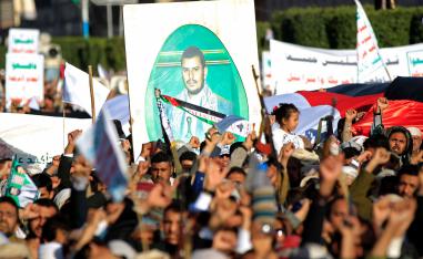 حوثيون يرفعون صورة زعيمهم في تظاهرة