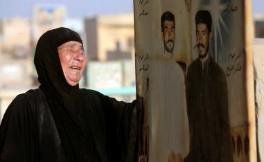 عراقية تبكي ولديها الذين قتلا في الصراع الطائفي في العراق