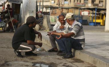 بناءون عراقيون يجلسون في انتظار فرصة عمل