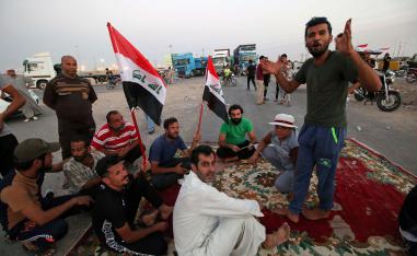 عراقيون يقطعون طرقا في البصرة احتجاجا على انعدام الخدمات والفساد