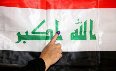 عراقية تلوح باصبعها بعد التصويت في الانتخابات الأخيرة