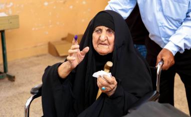 عراقية مسنة تلوح بأصبعها بعد تصويتها في الانتخابات الأخيرة