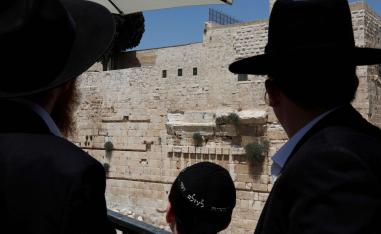 يهود ينظرون على حائط المبكى في القدس
