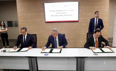 توقيع وزير الصناعة والتجارة المغربي مولاي حفيظ العلمي على اتفاقية تشييد مصنع ستيك ديكاستال 