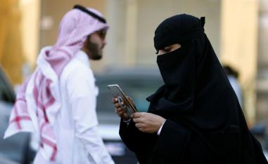 سعودية تتصفح هاتفها المحمول