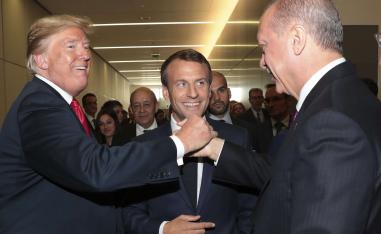ترامب مع اردوغان وبينهما ماكرون