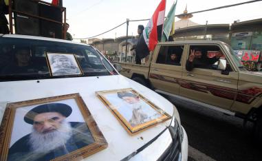 مقاتلون من الحشد الشعبي يستعرضون وسط البصرة