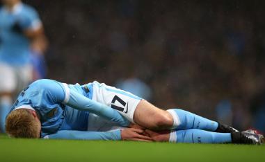 دي بروين  يمسك ركبته بعد اصابته خلال مباراة ضد إيفرتون ضمن كأس رابطة الأندية الإنكليزية في 2016