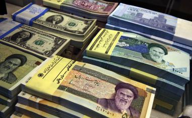 صراف في طهران يستعرض الفرق بين قيمة الدولار والريال