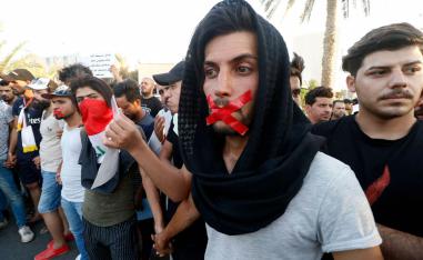 عراقيون من البصرة يحتجون بسد افواههم بشريط لاصق