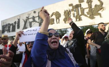 عراقيون يتظاهرون في ساحة التحرير ببغداد